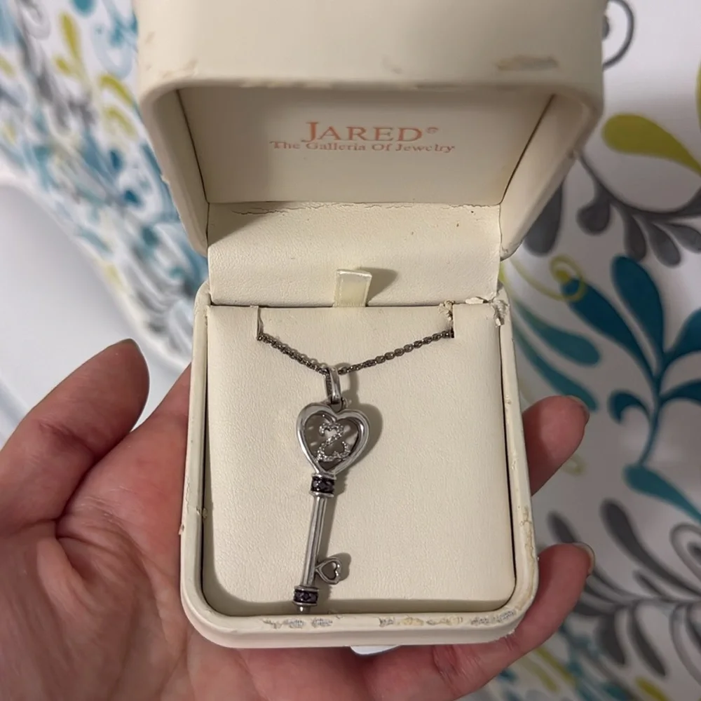Jared key necklace - Picture 2 of 2